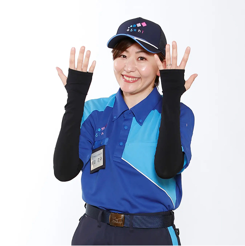 アームカバーを着用した女性ドライバー