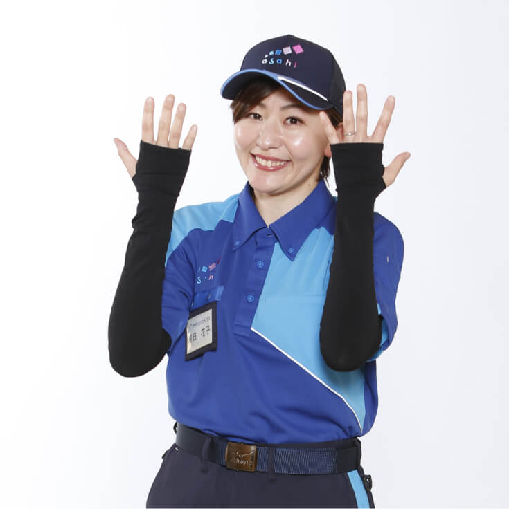 アームカバーを着用した女性ドライバー