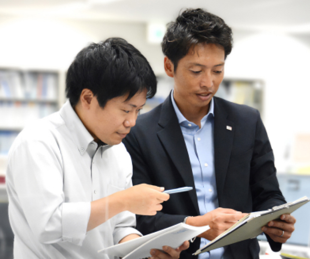 休憩中に笑顔でくつろぐスタッフ